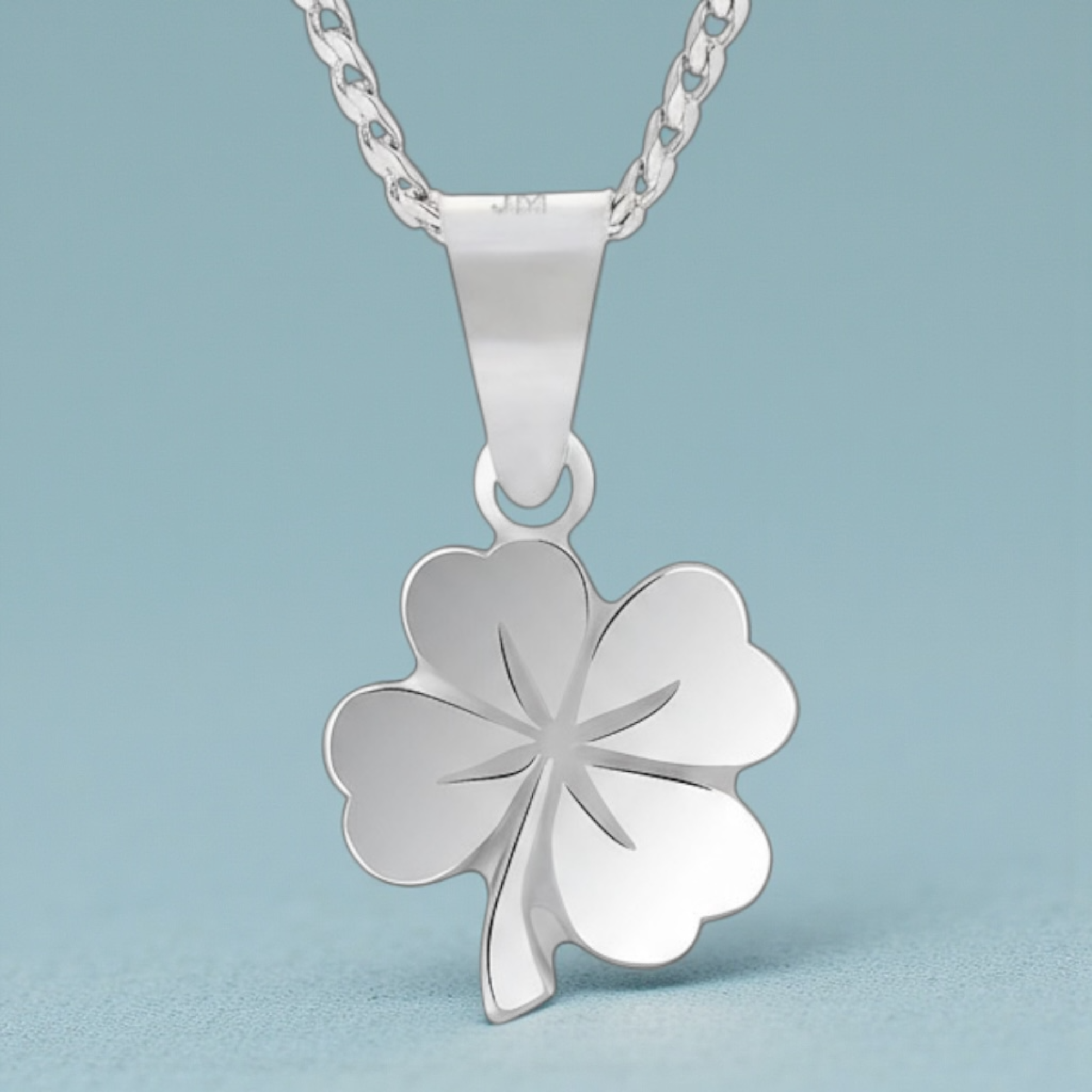 Srebrny_wisiorek_koniczynka_z_lancuszkiem_pancerka_pr._925_na_pastelowym_tle_