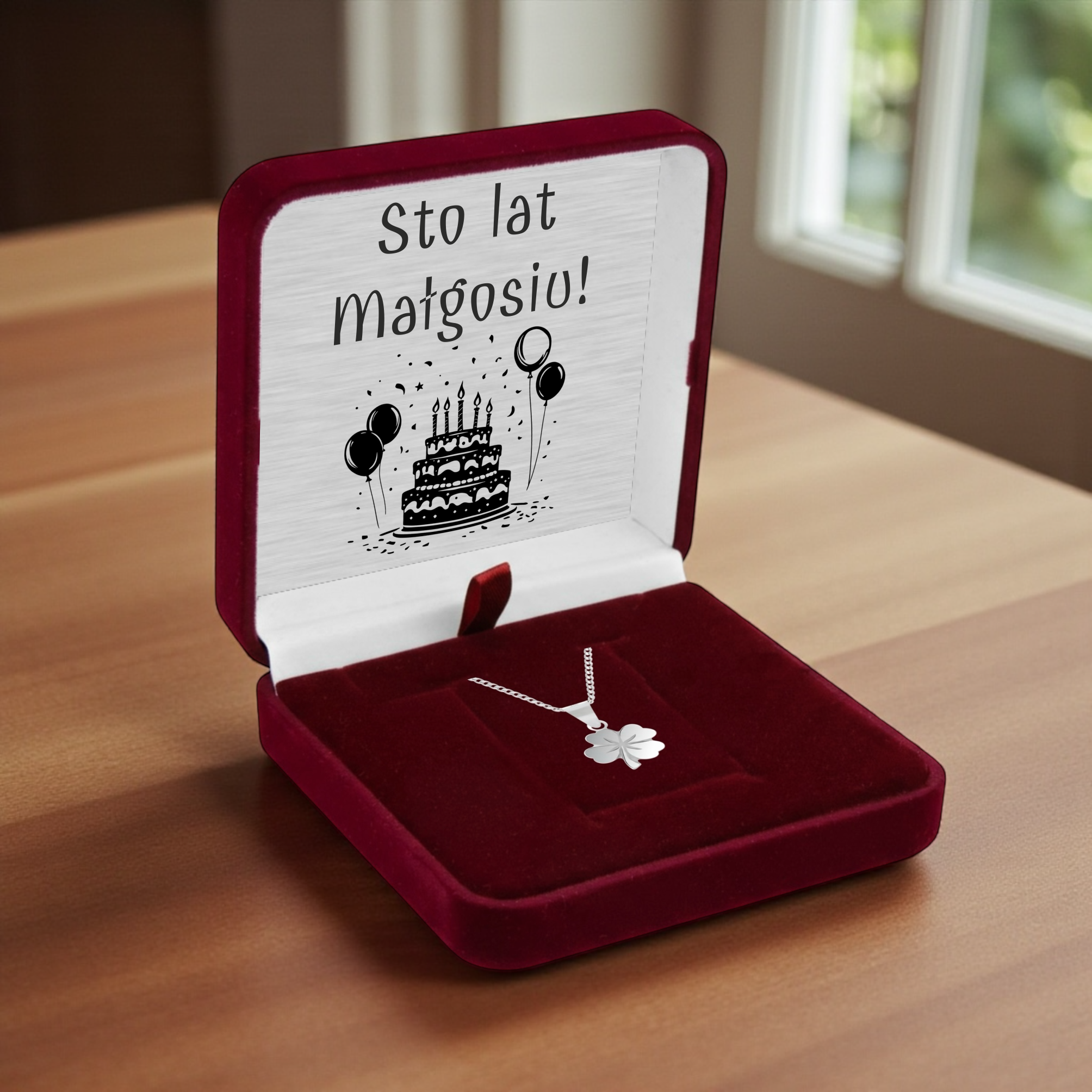Srebrny_wisiorek_koniczynka_z_lancuszkiem_pancerka_pr._925_z_przykladowym_grawerem_w_pudelku_welurowym_bordowym_z_dedykacja_na_srebrnej_tabliczce_na_drewnianym_tle_