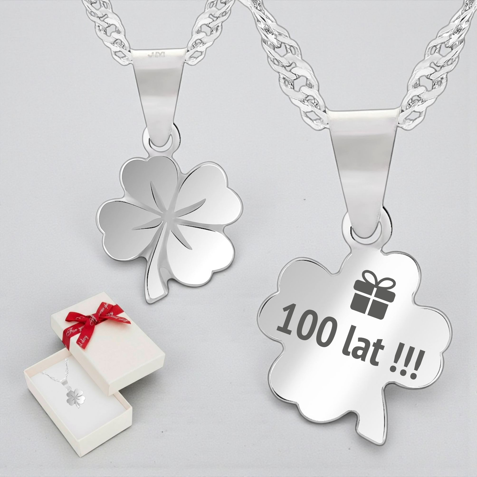 Srebrny_wisiorek_koniczynka_z_lancuszkiem_singapur_pr._925_z_przykladowym_grawerem_w_pudelku_z_kokardka_na_szarym_tle_