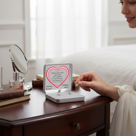 Szare pudełko welurowe z białym atłasem i srebrną tabliczką – personalizowany prezent