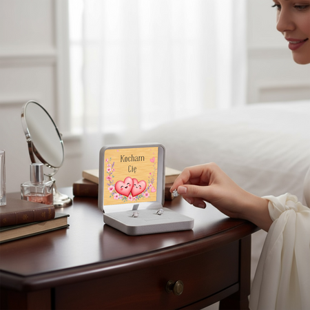 Szare pudełko welurowe z białym atłasem + złota tabliczka z dedykacją