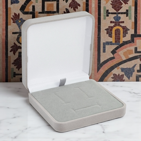 Szare pudełko welurowe na medalik, łańcuszek lub biżuterię – eleganckie opakowanie prezentowe