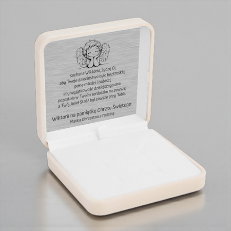 Kremowe pudełko welurowe z białym atłasem i srebrną tabliczką – elegancki prezent