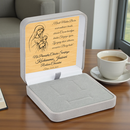 Szare pudełko welurowe z białym atłasem + złota tabliczka z dedykacją