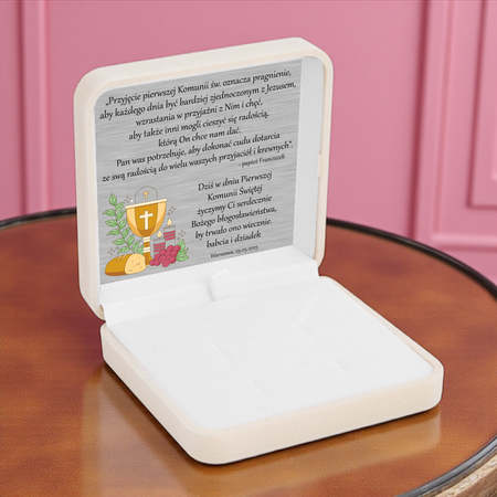 Kremowe pudełko welurowe z białym atłasem i srebrną tabliczką – elegancki prezent