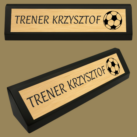 Drewniana podstawka ze złotą tabliczką – elegancki dodatek biurkowy z dedykacją