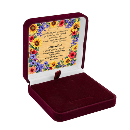 Bordowe pudełko welurowe na biżuterię z białym atłasem i złotą tabliczką 7,4 × 7,4 cm