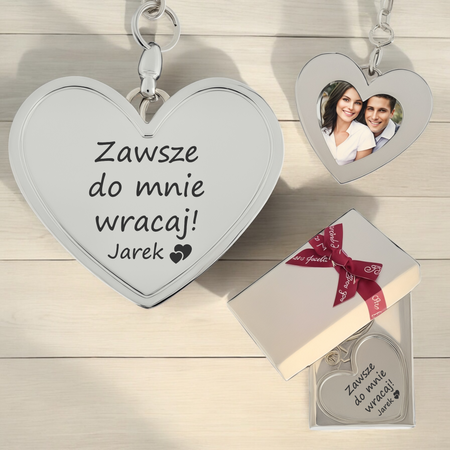 Wyjątkowy Prezent na Walentynki, Rocznicę, Dzień Matki, Dzień Kobiet  i Więcej - Personalizowany Brelok Serce z Ramką na Zdjęcie i Grawerem w Pudełku