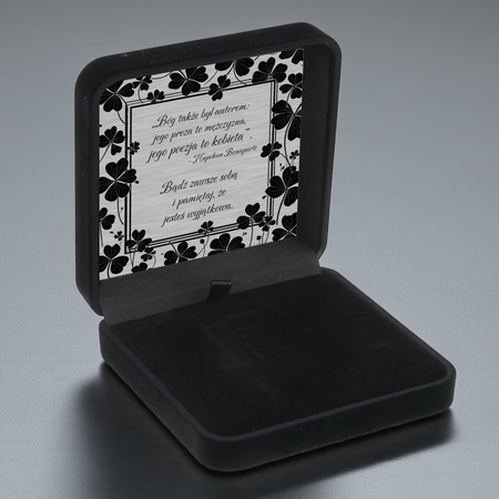 Czarne pudełko welurowe z atłasem + srebrna tabliczka z dedykacją