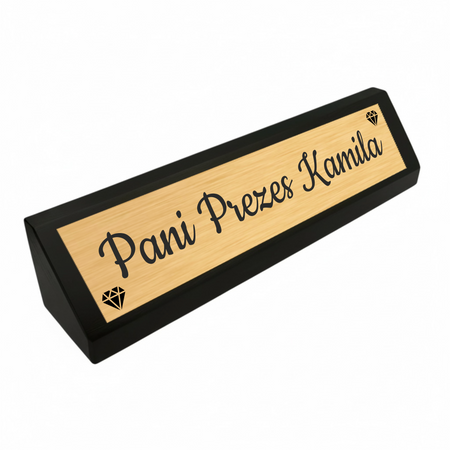 Drewniana podstawka ze złotą tabliczką – elegancki dodatek biurkowy z dedykacją