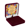 Bordowe pudełko welurowe na biżuterię z białym atłasem i złotą tabliczką 7,4 × 7,4 cm