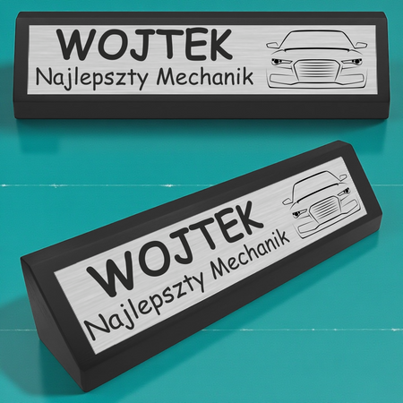 Drewniana podstawka z srebrną tabliczką – elegancki dodatek biurkowy z dedykacją