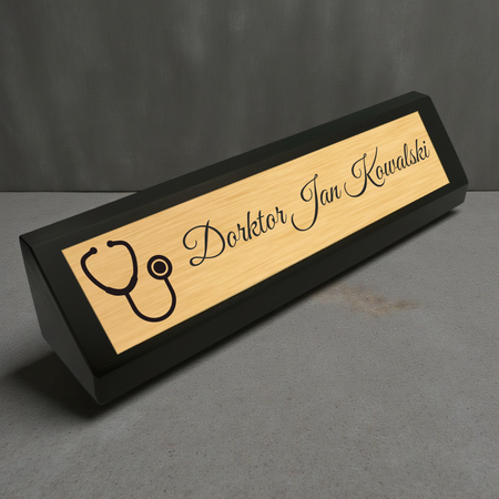 Drewniana podstawka ze złotą tabliczką – elegancki dodatek biurkowy z dedykacją