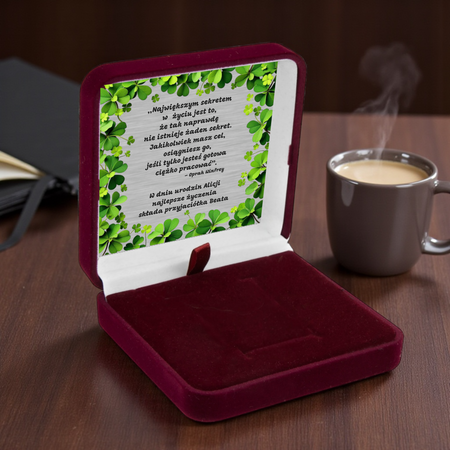 Bordowe pudełko welurowe z atłasem i srebrną tabliczką – idealne na srebrną biżuterię