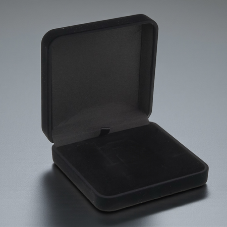 Czarne pudełko welurowe z czarnym atłasem – elegancka, męska oprawa na biżuterię i prezent