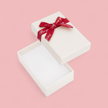 Pudełko prezentowe biało-bordowe na biżuterię – tekturowe 8×5×2,5 cm