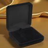 Czarne pudełko welurowe z czarnym atłasem – elegancka, męska oprawa na biżuterię i prezent