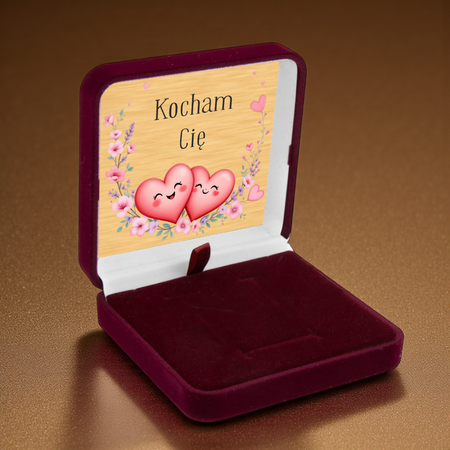 Bordowe pudełko welurowe na biżuterię z białym atłasem i złotą tabliczką 7,4 × 7,4 cm