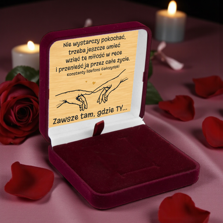 Bordowe pudełko welurowe na biżuterię z białym atłasem i złotą tabliczką 7,4 × 7,4 cm