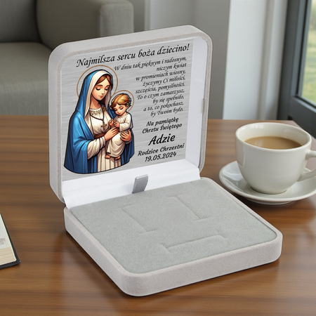 Szare pudełko welurowe z białym atłasem i srebrną tabliczką – personalizowany prezent