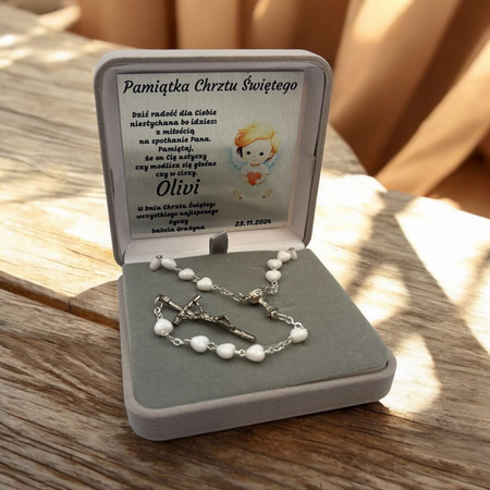Różaniec Komunijny z Białymi Serduszkami w Welurowym Pudełku – Personalizowany Prezent