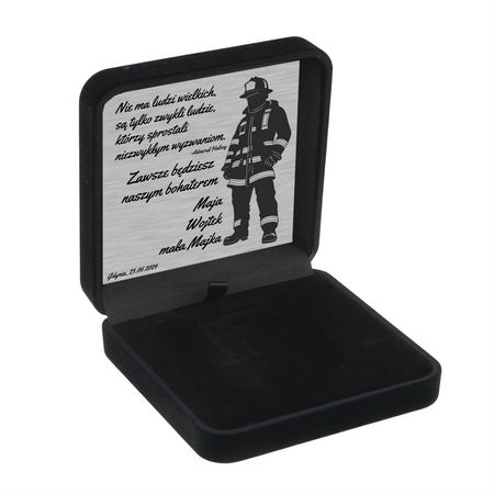 Czarne pudełko welurowe z atłasem + srebrna tabliczka z dedykacją