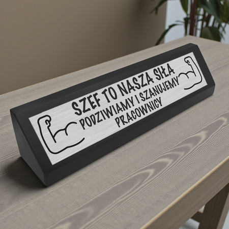 Drewniana podstawka z srebrną tabliczką – elegancki dodatek biurkowy z dedykacją
