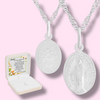 Zestaw srebrny: medalik Matka Boska + łańcuszek + kremowe pudełko + tabliczka z grawerem