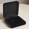 Czarne pudełko welurowe z czarnym atłasem – elegancka, męska oprawa na biżuterię i prezent