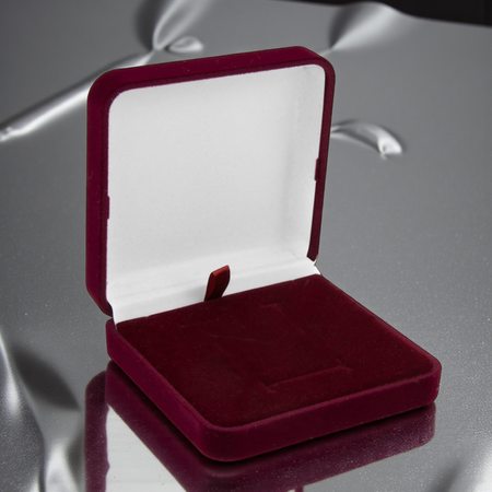 Pudełko welurowe bordowe z atłasem – elegancka oprawa dla biżuterii i prezentów