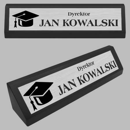 Drewniana podstawka z srebrną tabliczką – elegancki dodatek biurkowy z dedykacją