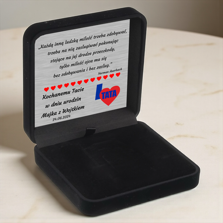 Czarne pudełko welurowe z atłasem + srebrna tabliczka z dedykacją