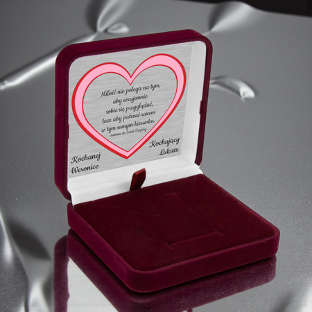Bordowe pudełko welurowe z atłasem i srebrną tabliczką – idealne na srebrną biżuterię