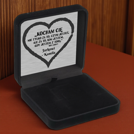 Czarne pudełko welurowe z atłasem + srebrna tabliczka z dedykacją