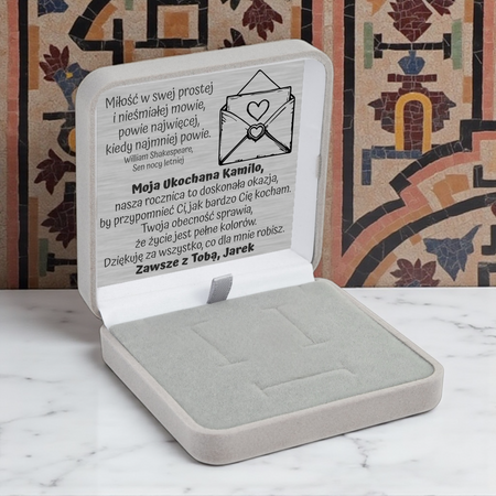 Szare pudełko welurowe z białym atłasem i srebrną tabliczką – personalizowany prezent