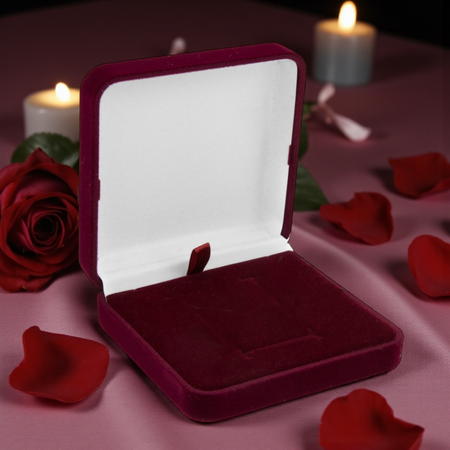 Pudełko welurowe bordowe z atłasem – elegancka oprawa dla biżuterii i prezentów