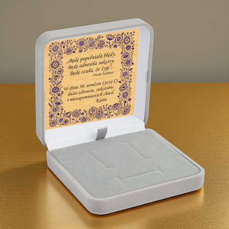 Szare pudełko welurowe z białym atłasem + złota tabliczka z dedykacją
