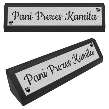 Drewniana podstawka z srebrną tabliczką – elegancki dodatek biurkowy z dedykacją