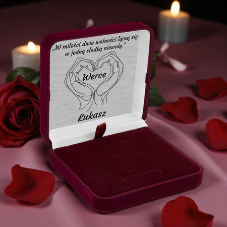 Bordowe pudełko welurowe z atłasem i srebrną tabliczką – idealne na srebrną biżuterię