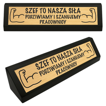 Drewniana podstawka ze złotą tabliczką – elegancki dodatek biurkowy z dedykacją