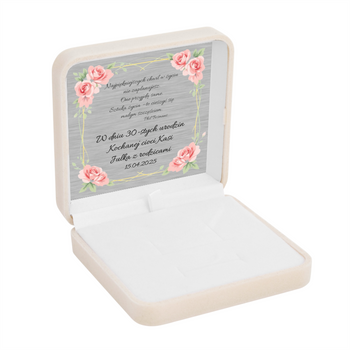 Kremowe pudełko welurowe z białym atłasem i srebrną tabliczką – elegancki prezent