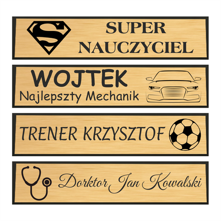 Drewniana podstawka ze złotą tabliczką – elegancki dodatek biurkowy z dedykacją