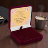 Bordowe pudełko welurowe na biżuterię z białym atłasem i złotą tabliczką 7,4 × 7,4 cm