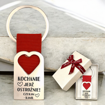 Upominek na Pierwszą Randkę, Walentynki, Rocznicę, Dzień Matki - Brelok do kluczy z Grawerem Serce na Czerwonym Pasku w Pudełku