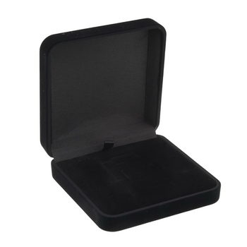 Czarne pudełko welurowe z czarnym atłasem – elegancka, męska oprawa na biżuterię i prezent