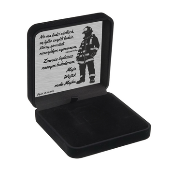 Czarne pudełko welurowe z atłasem + srebrna tabliczka z dedykacją