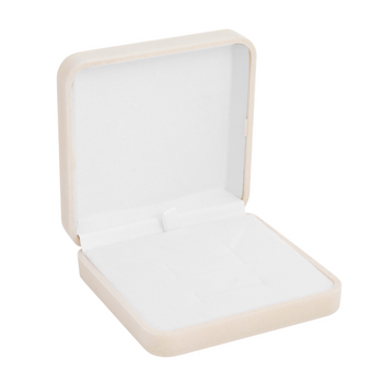 Eleganckie pudełko kremowe welurowe na medalik lub biżuterię – idealne na prezent religijny